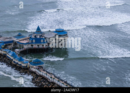 Turistica di Waikiki beach in Miraflores Lima Peru.Travel. destinazione turistica, viaggi soudamerica, america, latinamerica, Playa turistica Waikiki en Mi Foto Stock