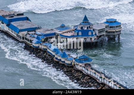 Turistica di Waikiki beach in Miraflores Lima Peru.Travel. destinazione turistica, viaggi soudamerica, america, latinamerica, Playa turistica Waikiki en Mi Foto Stock