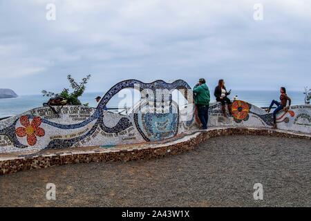 Turistica di Waikiki beach in Miraflores Lima Peru.Travel. destinazione turistica, viaggi soudamerica, america, latinamerica, Playa turistica Waikiki en Mi Foto Stock