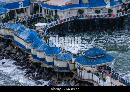 Turistica di Waikiki beach in Miraflores Lima Peru.Travel. destinazione turistica, viaggi soudamerica, america, latinamerica, Playa turistica Waikiki en Mi Foto Stock
