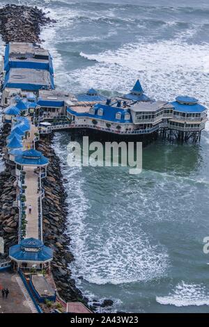 Turistica di Waikiki beach in Miraflores Lima Peru.Travel. destinazione turistica, viaggi soudamerica, america, latinamerica, Playa turistica Waikiki en Mi Foto Stock
