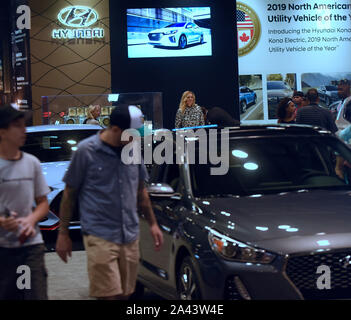 Orlando, Florida, Stati Uniti d'America. Xxi Sep, 2019. La gente guarda a un display di Hyundai veicoli durante il 2019 Central Florida International Auto Show all'Orange County Convention Center.Hyundai e Kia ha annunciato il 11 ottobre 2019 che essi hanno convenuto di risolvere un azione legale collettiva su incendio al motore mediante il pagamento ai clienti che hanno acquistato determinati Hyundai e Kia modelli un totale di $760 milioni. Credito: Paul Hennessy SOPA/images/ZUMA filo/Alamy Live News Foto Stock