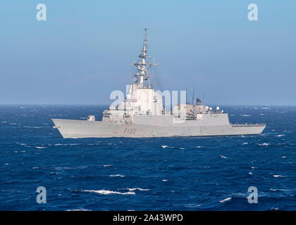 191010-N-UB406-0201 Golfo di Cadice (ott. 10, 2019) la marina spagnola Alvaro de Bazan-class frigate ESP Almirante Juan de Borbon (F 102) transita il golfo di Cadice durante un esercizio di foto come parte di esercizio Dynamic Mariner 2019 come si vede dall'U.S. Navy guidato-missile destroyer USS Gridley (DDG 101). La NATO del comando marittimo-dinamica a led Mariner/Flotex 19 (DYMR/FL19) è un esercizio che le prove della NATO Response Force componente marittima e migliora la flessibilità e interoperabilità tra nazioni alleate. DYMR/FL19 comporta navi, sottomarini, aeromobili e personale da quindici nazioni alleate Foto Stock