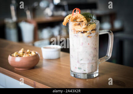 Ceviche chiamato leche de tigre - peruviana di pesce fresco in un bicchiere. Foto Stock