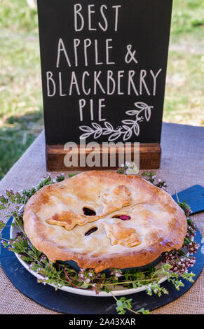 Best apple e blackberry pie a Daylesford fattoria organica summer festival. Daylesford, Cotswolds, Gloucestershire, Inghilterra Foto Stock