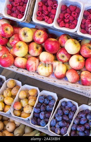 Organici di prugne, pere, mele e lamponi in vendita a Daylesford Organic farm shop festival d'autunno. Daylesford, Cotswolds, Gloucestershire, Regno Unito Foto Stock