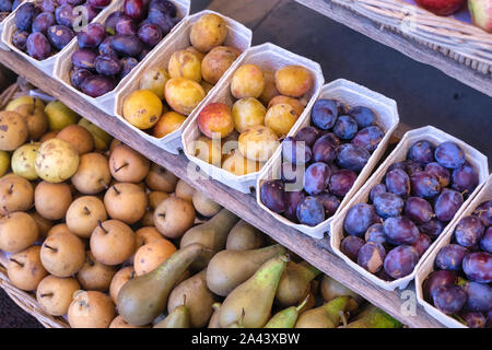 Organici di prugne e pere in vendita a Daylesford Organic farm shop festival d'autunno. Daylesford, Cotswolds, Gloucestershire, Inghilterra Foto Stock