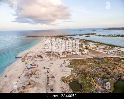 Bellissima vista della Orient Bay beach di st.Martin. Vista aerea dopo i danni dell'uragano Irma. Foto Stock