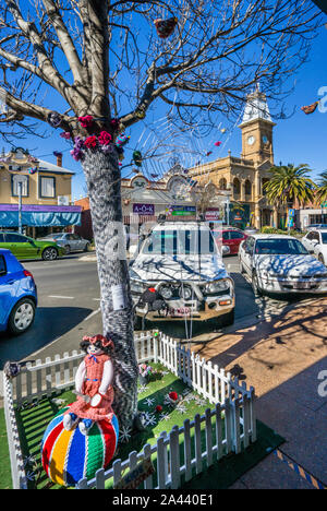 Australia e Sud-est Queensland, Warwick Town Hall, Palmerin Street, Ponticello ad albero mostra durante i ponticelli & Jazz Festival di luglio 2017 Foto Stock