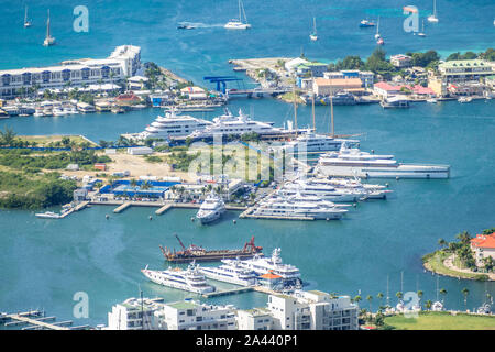 Elevato punto di vista dei Simpson Bay City su Sint Maarten Foto Stock