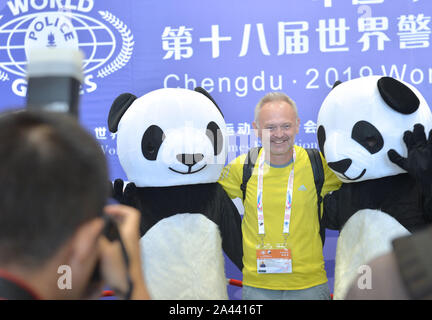Una valutazione pone per le foto con lavoratori cinesi vestito di panda gigante costumi durante il mondo 2019 la polizia e i Vigili del Fuoco Giochi di Chengdu, southwest C Foto Stock