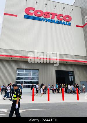 I clienti lasciano il primo mattone-e-mortaio store della Costco in Cina a Shanghai in Cina, 27 agosto 2019. Il secondo produttore al mondo di ri Foto Stock