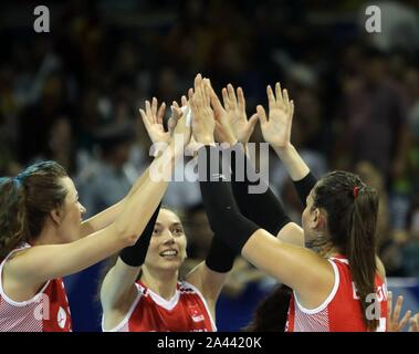 La Turchia donne nazionale della squadra di pallavolo celebrare dopo rigature durante il 2019 FIVB femminile di pallavolo Intercontinental qualificazione olimpica Tournam Foto Stock