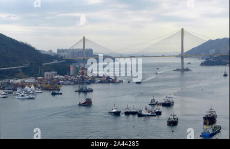 --FILE--barche a vela lungo il Victoria Harbour a Hong Kong, Cina, 21 febbraio 2019. Lo slancio di Hong Kong la crescita economica è stata indebolimento Foto Stock