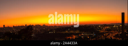 Panorama notturno della città di Gerusalemme al tramonto Foto Stock