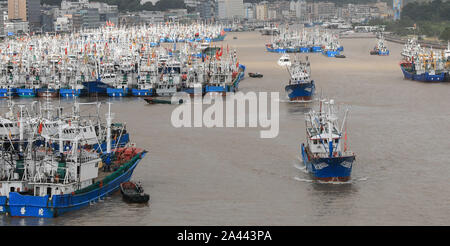Barche da pesca sono ancorate al Shenjiamen porto di pesca in fase di preparazione per il Tifone Lekima, il nono typhoon dell'anno, nella città di Zhoushan, Ningbo c Foto Stock
