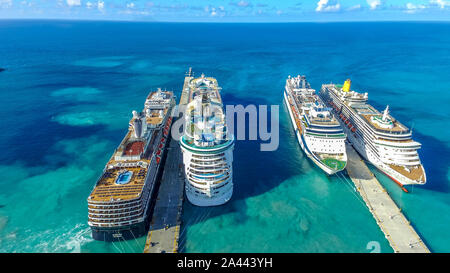 Più crociere dock a st.maarten del porto che si affaccia sulla soleggiata isola bella. Foto Stock