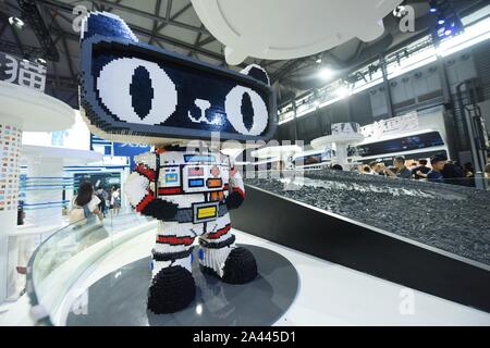 Una mascotte di Tmall fatta di mattoncini Lego con la forma di un astronauta è visualizzato durante il XVII China Digital Entertainment Expo, noto anche come Foto Stock