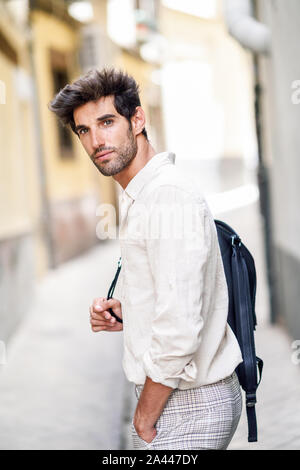 Giovane uomo sightseeing godendo le strade di Granada Foto Stock