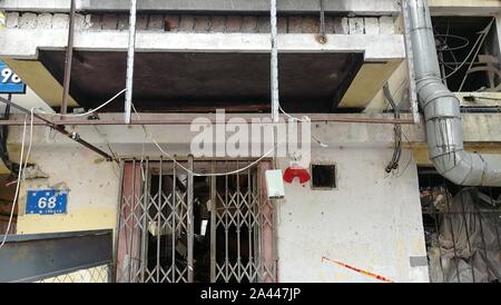 Vetro delle auto e gli edifici sono in frantumi a causa del ristorante esplosione accade alle 8 del mattino, il che si traduce in due feriti nella città di Harbin, nord Foto Stock