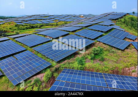 Array di pannelli solari sono installati presso le terre incolte su una collina nel villaggio Huangsha, Zhuangkou town, Huichang county, Ganzhou città, Oriente Cina Foto Stock