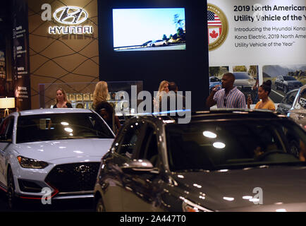 Orlando, Stati Uniti. Xxi Sep, 2019. La gente guarda a un display di Hyundai veicoli durante il 2019 Central Florida International Auto Show all'Orange County Convention Center.Hyundai e Kia ha annunciato il 11 ottobre 2019 che essi hanno convenuto di risolvere un azione legale collettiva su incendio al motore mediante il pagamento ai clienti che hanno acquistato determinati Hyundai e Kia modelli un totale di $760 milioni. Credito: SOPA Immagini limitata/Alamy Live News Foto Stock