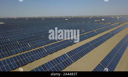 Vista aerea della Cina il primo 100 megawatt di sale fuso solare termico impianto di potenza nella città di Dunhuang, a nord-ovest della Cina di provincia di Gansu, 10 agosto 2019. Ch Foto Stock