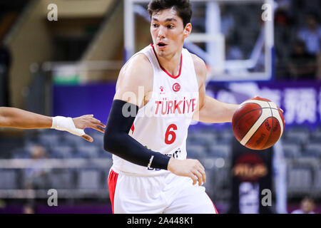 Cedi Osman, turco giocatore di pallacanestro professionale per i Cleveland Cavaliers del National Basketball Association (NBA), dribbling al 2019 Suzh Foto Stock