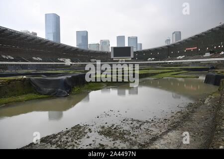 Lavoratori cinesi indagare i siti di scavo a Chengdu stadium di Chengdu, a sud-ovest della Cina di provincia di Sichuan, 8 agosto 2019. Foto Stock