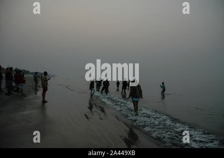I turisti a Kuakata mare spiaggia in una nebbiosa mattina d'inverno. Patuakhali, Bangladesh Foto Stock