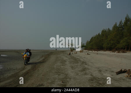 I turisti di marcia sulla bici del motore sul mare Kuakata spiaggia di Patuakhali, Bangladesh. Foto Stock