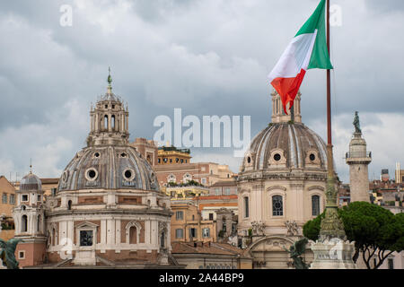 Le chiese romane con bandiera italiana in primo piano Foto Stock
