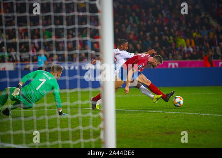 Praga, Repubblica Ceca. Undicesimo oct, 2019. Ondrej Celustka (R) della Repubblica ceca con vies Raheen Sterling (C) di Inghilterra durante UEFA EURO 2020 Gruppo qualificatore di una partita di calcio tra la Repubblica ceca e Inghilterra al Sinobo Arena a Praga e nella Repubblica Ceca, ad Ottobre 11, 2019. Credito: Dana Kesnerova/Xinhua/Alamy Live News Foto Stock