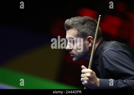 Mark Anthony Selby di Inghilterra ritiene un colpo a Ben Woollaston di Inghilterra nel secondo round corrispondere durante il 2019 World Snooker International Cham Foto Stock