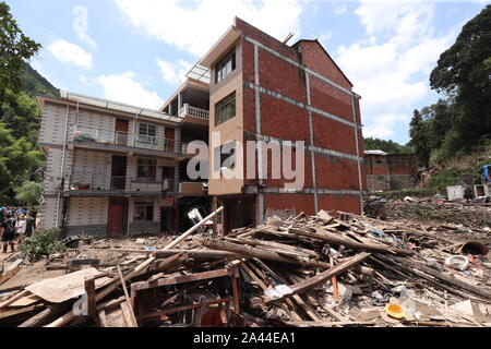 Vista degli edifici interessati in area di frana causata dal tifone Lekima, il nono typhoon dell'anno, in Yongjia county, Wenzhou city, Oriente Cina¯s zh Foto Stock