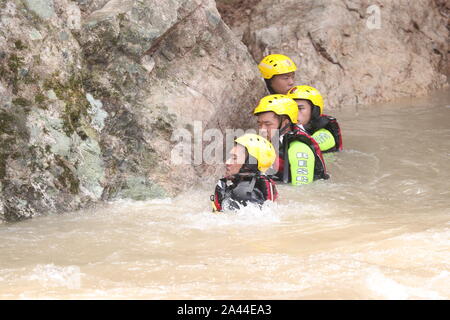 Soccorritori condurre l'operazione di soccorso nella zona di frana causata dal tifone Lekima, il nono typhoon dell'anno, in Yongjia county, Wenzhou city, est Chi Foto Stock