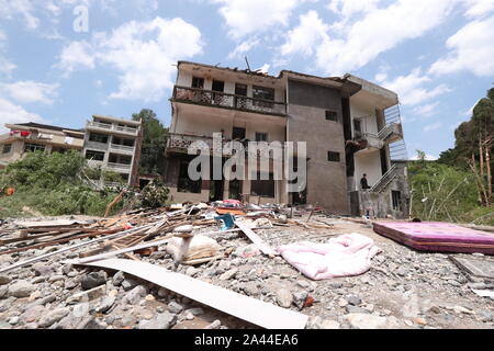 Vista degli edifici interessati in area di frana causata dal tifone Lekima, il nono typhoon dell'anno, in Yongjia county, Wenzhou city, Oriente Cina¯s zh Foto Stock