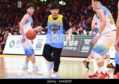 Taiwanese cantante e attore Jay Chou prende parte alla terza Jeremy Lin tutte le star della carità gioco di basket in città di Guangzhou, a sud della Cina di Guangdong provi Foto Stock