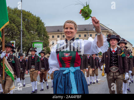 Costume e fucilieri la processione per l'Oktoberfest a Monaco di Baviera, Baviera, Baviera, Germania, Europa Foto Stock