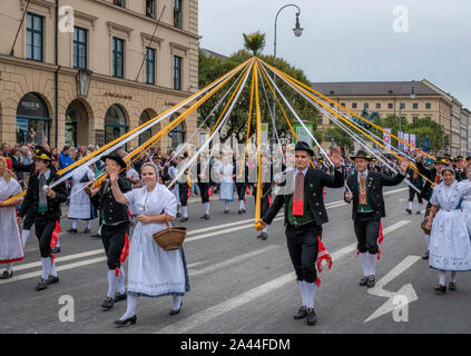 Costume e fucilieri la processione per l'Oktoberfest a Monaco di Baviera, Baviera, Baviera, Germania, Europa Foto Stock