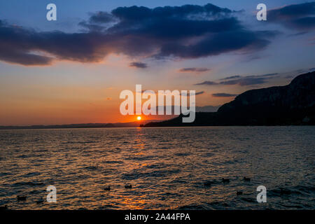 Tramonto sul lago di Garda a Garda Lago di Garda, Veneto, Italia, Europa Foto Stock