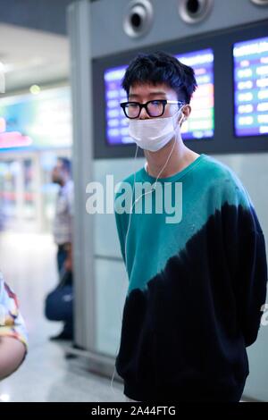 Cantante cinese Chengcheng ventola, il fratello più giovane di attrice Fan Bingbing, della Chinese Boy gruppo nove per cento, arriva a Pechino Capitale Ospiti int Foto Stock