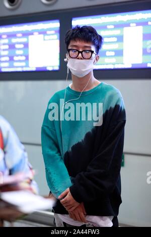 Cantante cinese Chengcheng ventola, il fratello più giovane di attrice Fan Bingbing, della Chinese Boy gruppo nove per cento, arriva a Pechino Capitale Ospiti int Foto Stock