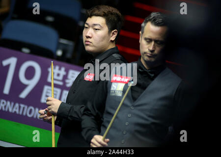 Yan Bingtao di Cina ritiene che un colpo di Alfie onere di Inghilterra nel heldover corrispondere durante il 2019 World Snooker Campionato Internazionale in DAQ Foto Stock