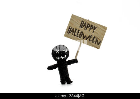 Happy Halloween messaggio sul cartello in legno nero con voodoo doll isolati su sfondo bianco Foto Stock
