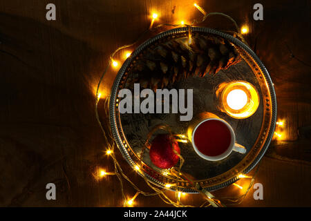 Tema Natale con candele, neve pigna e la luce di natale con effetto pokeh Foto Stock