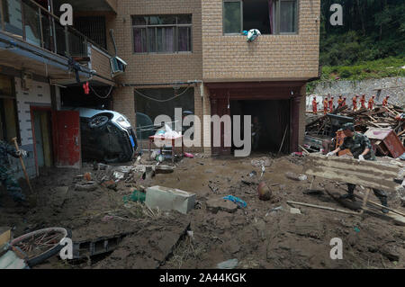 Vista degli edifici interessati dalla frana che è causata dal tifone Lekima, il nono typhoon dell'anno, in Yongjia county, Wenzhou city, Oriente Cina " Foto Stock