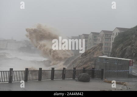 Grandi onde causate da avvicinando il tifone Lekima, il nono typhoon dell'anno, ha colpito il mare nella città di Wenling, est della Cina di provincia dello Zhejiang, 9 A Foto Stock