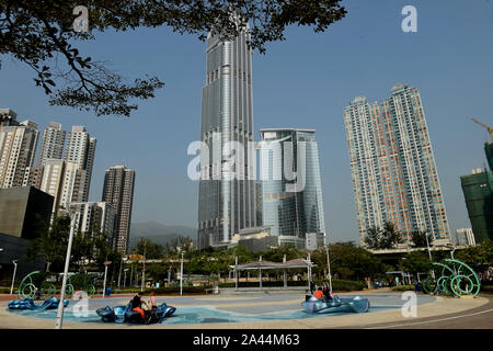 --FILE--vista dei grattacieli e alto-aumento edifici di Hong Kong, Cina, 21 febbraio 2019. Lo slancio di Hong Kong la crescita economica ha bee Foto Stock