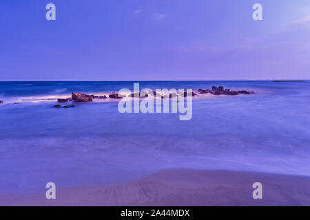 La linea di rocce in mare Foto Stock